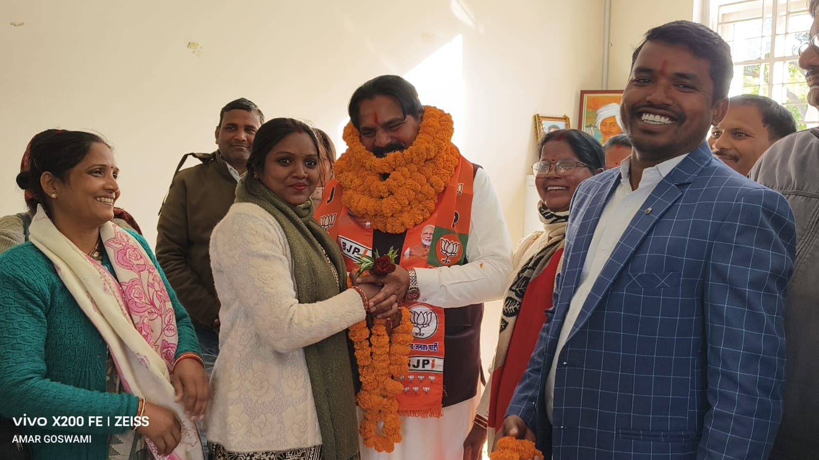 नवनियुक्त जिलाध्यक्ष को बधाई देते भाजपाई