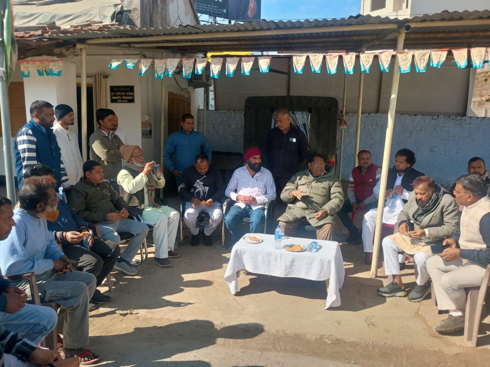 विधायक डॉ रामेश्वर उरांव को समस्याओं से अवगत कराते ट्रक ओनर एसोसिएशन के पदाधिकारी