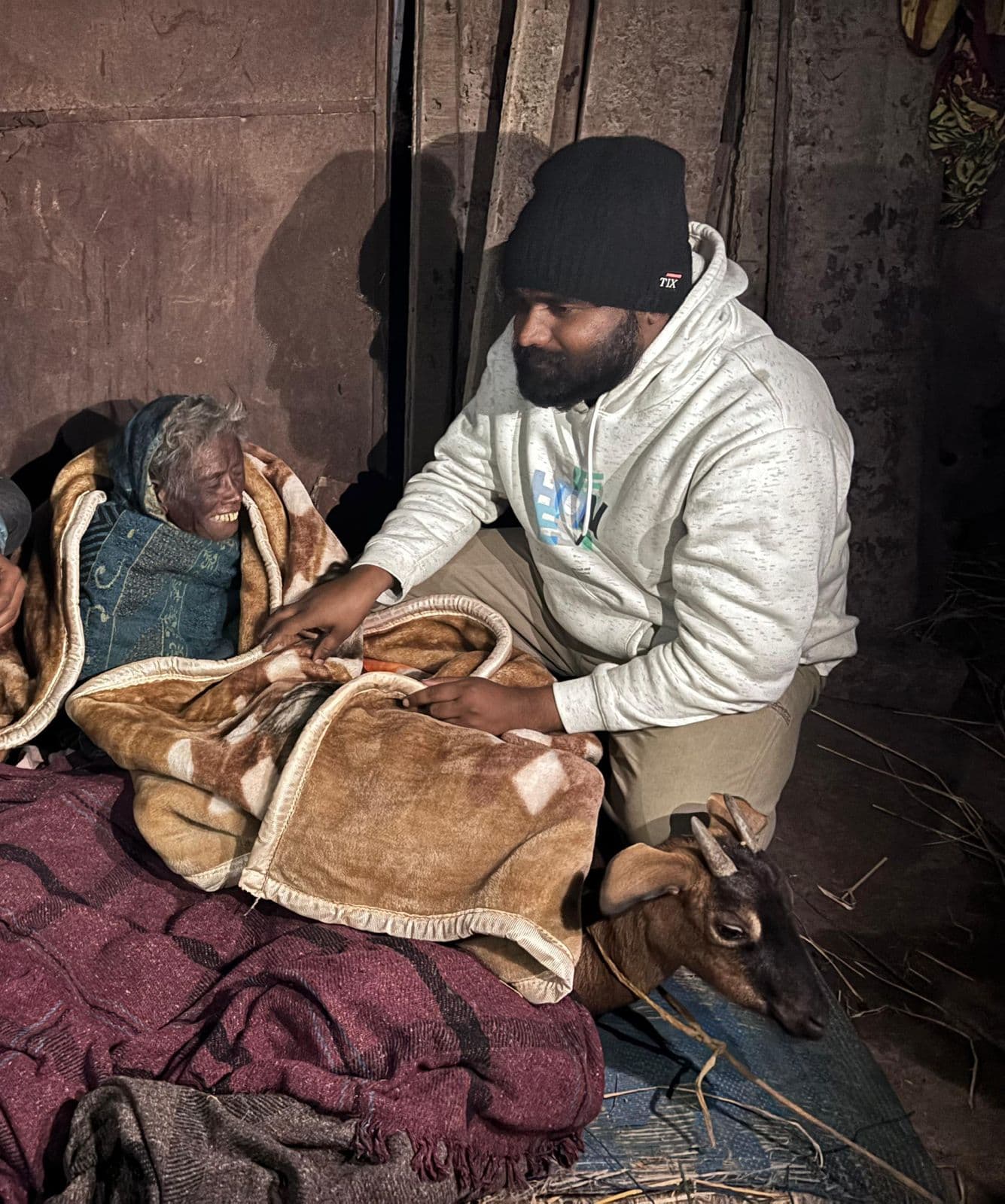 कंबल का वितरण करते जिलाध्यक्ष