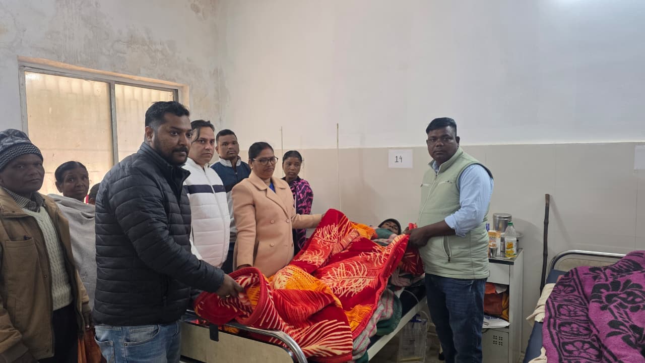 मरीजो के बीच कंबल वितरण करते झामुनों के नेता