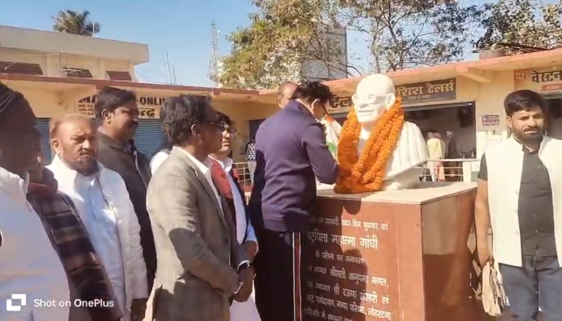 राष्ट्रपिता की प्रतिमा पर मांल्यर्पण कर कार्यक्रम का शुभारंभ करते सांसद