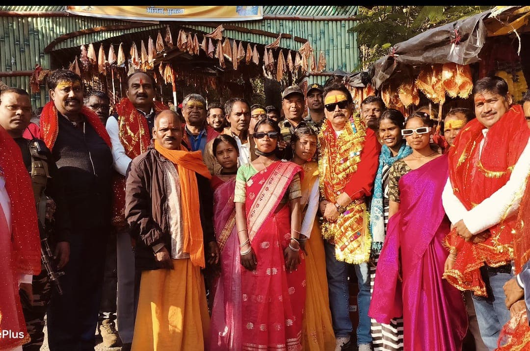 आंजन धाम में उपस्थित सांसद व अन्य