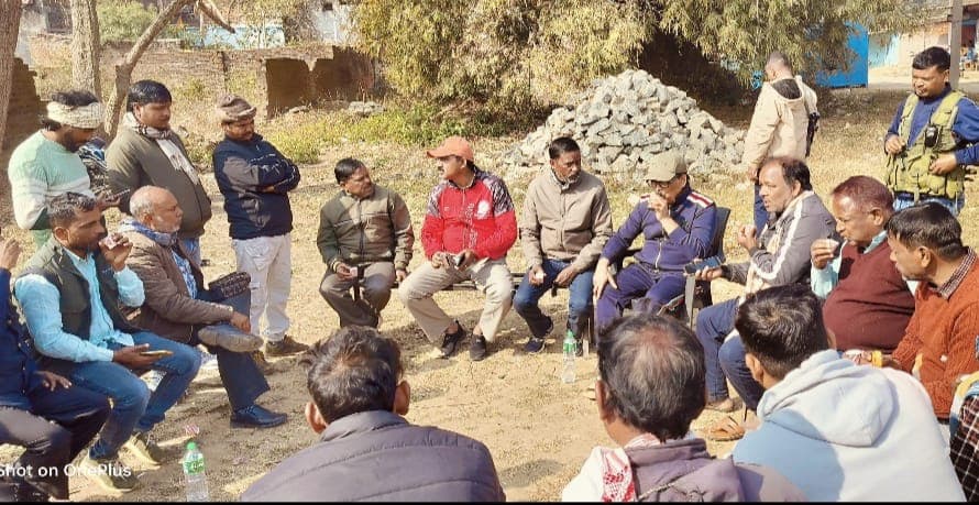 चौपाल के दौरान सांसद व अन्य
