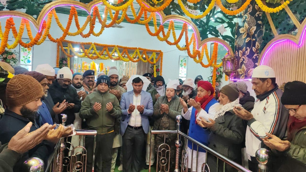 मजार पर चादरपोशी के बाद दुआ करते डीसी, एसपी व अन्य