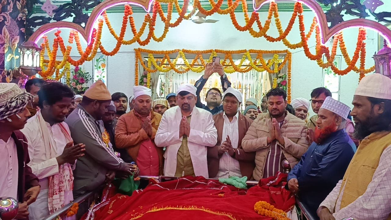 मजार पर प्रार्थना करते बलराम साहू व अन्य