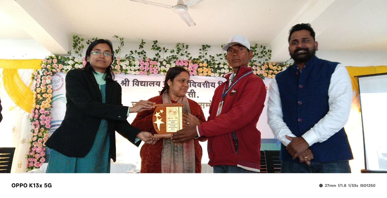सदस्यों को सम्मानित करती जिला शिक्षा अधिकारी