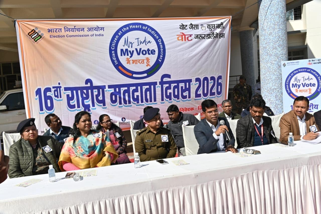 मतदाता दिवस पर कार्यक्रम को संबोधित करते उपायुक्त