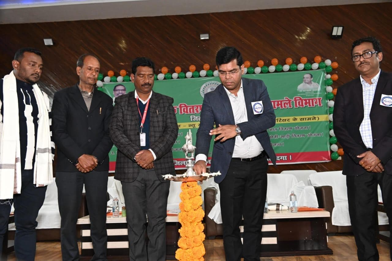 कार्यशाला का उद्घाटन करते उपायुक्त व अन्य