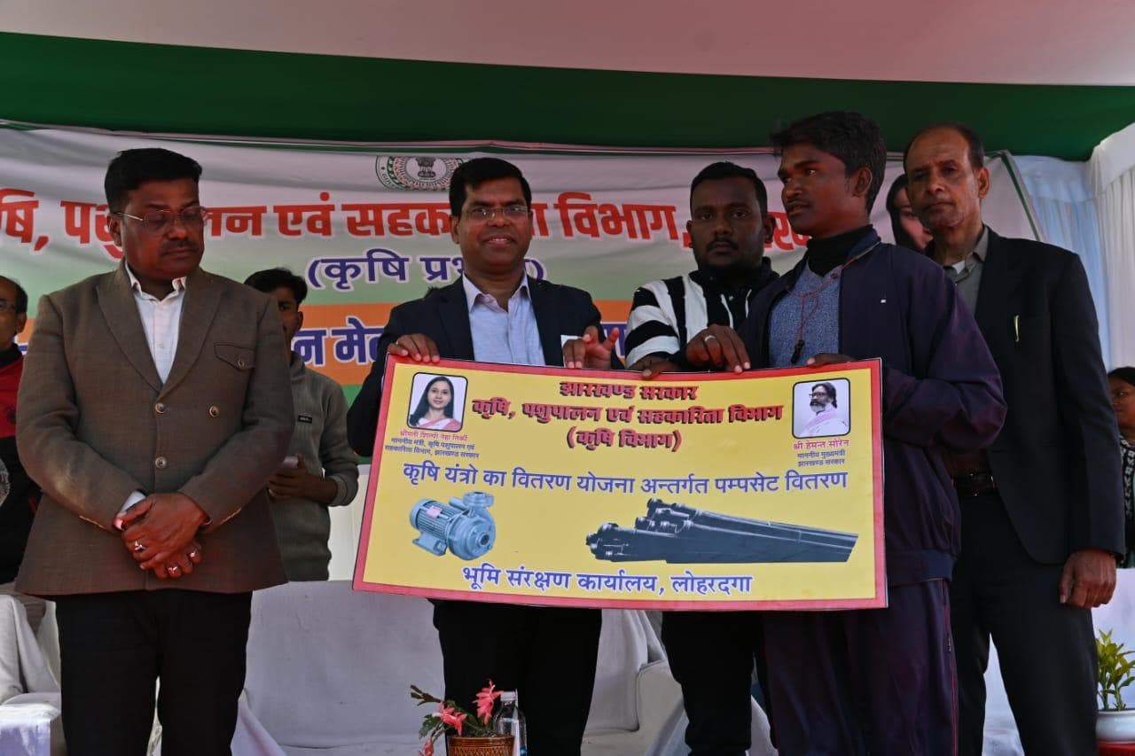 लाभुकों के बीच कृषि यंत्र का वितरण करते उपायुक्त