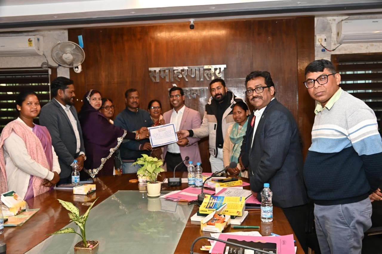 जिला परिषद के नवनिर्वाचित अध्यक्ष को सर्टिफिकेट प्रदान करते उपायुक्त