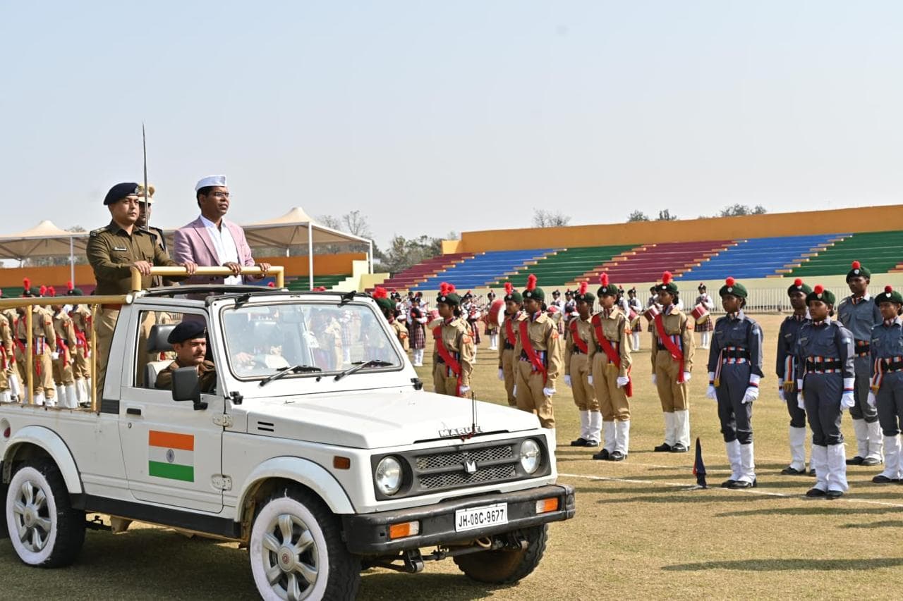परेड का निरीक्षण करते उपायुक्त