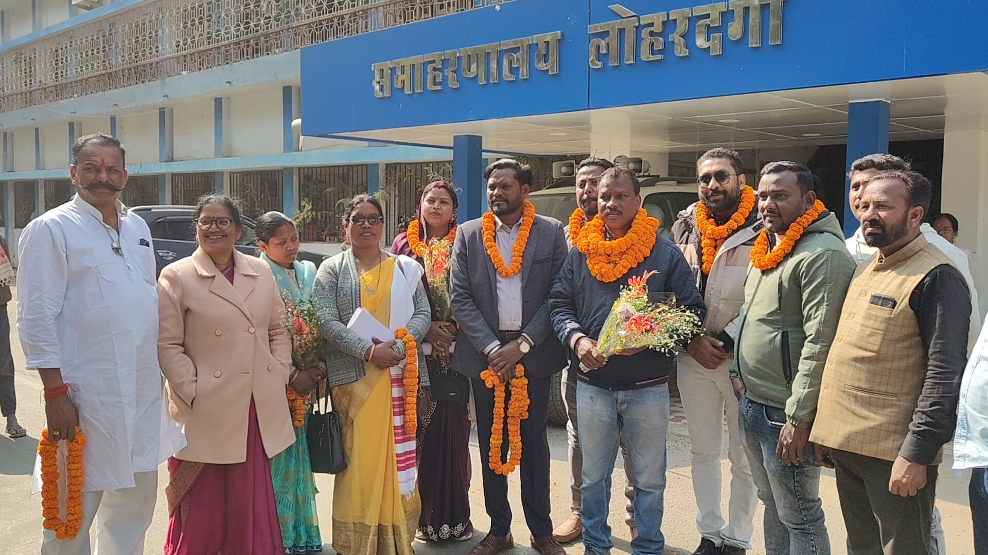 नवनिर्वाचित अध्यक्ष को सम्मानित करते हैं