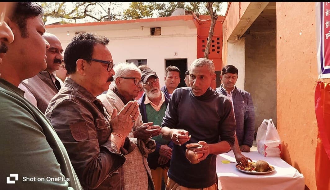 दुर्गा बाड़ी में पूजा अर्चना करते सांसद