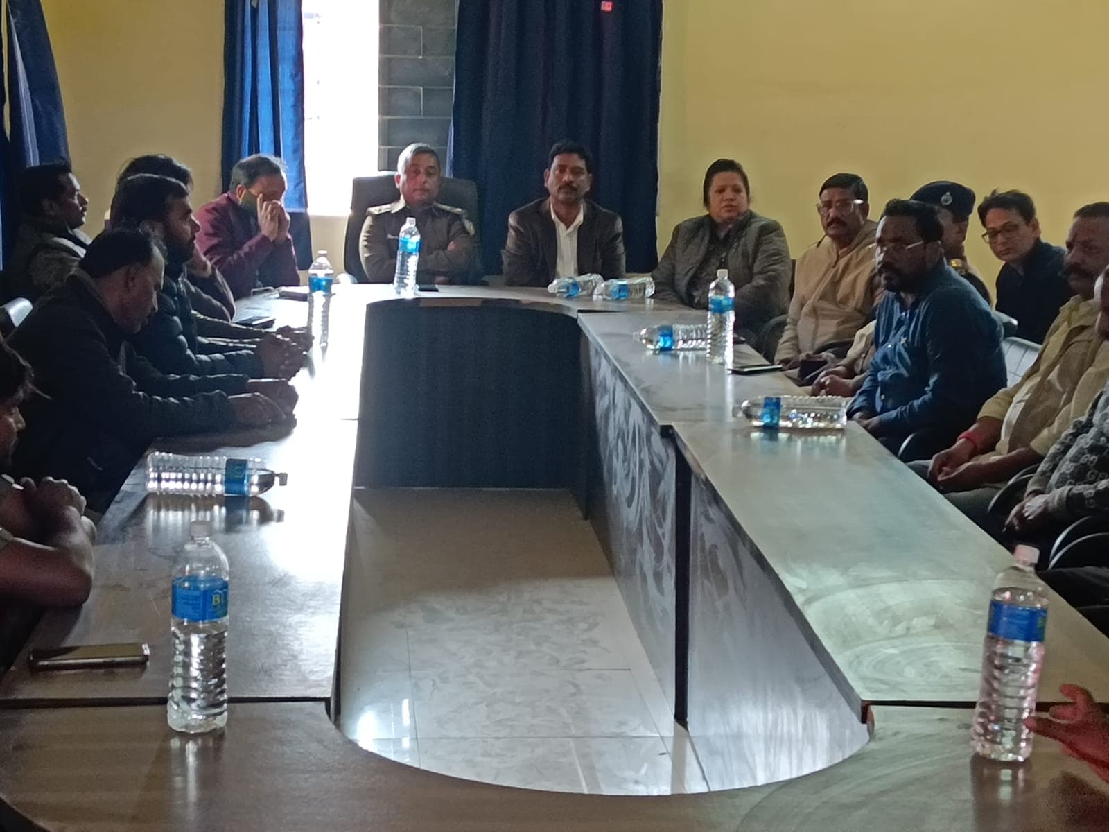 शांति समिति की बैठक में उपस्थित अधिकारी व प्रबुद्धजन
