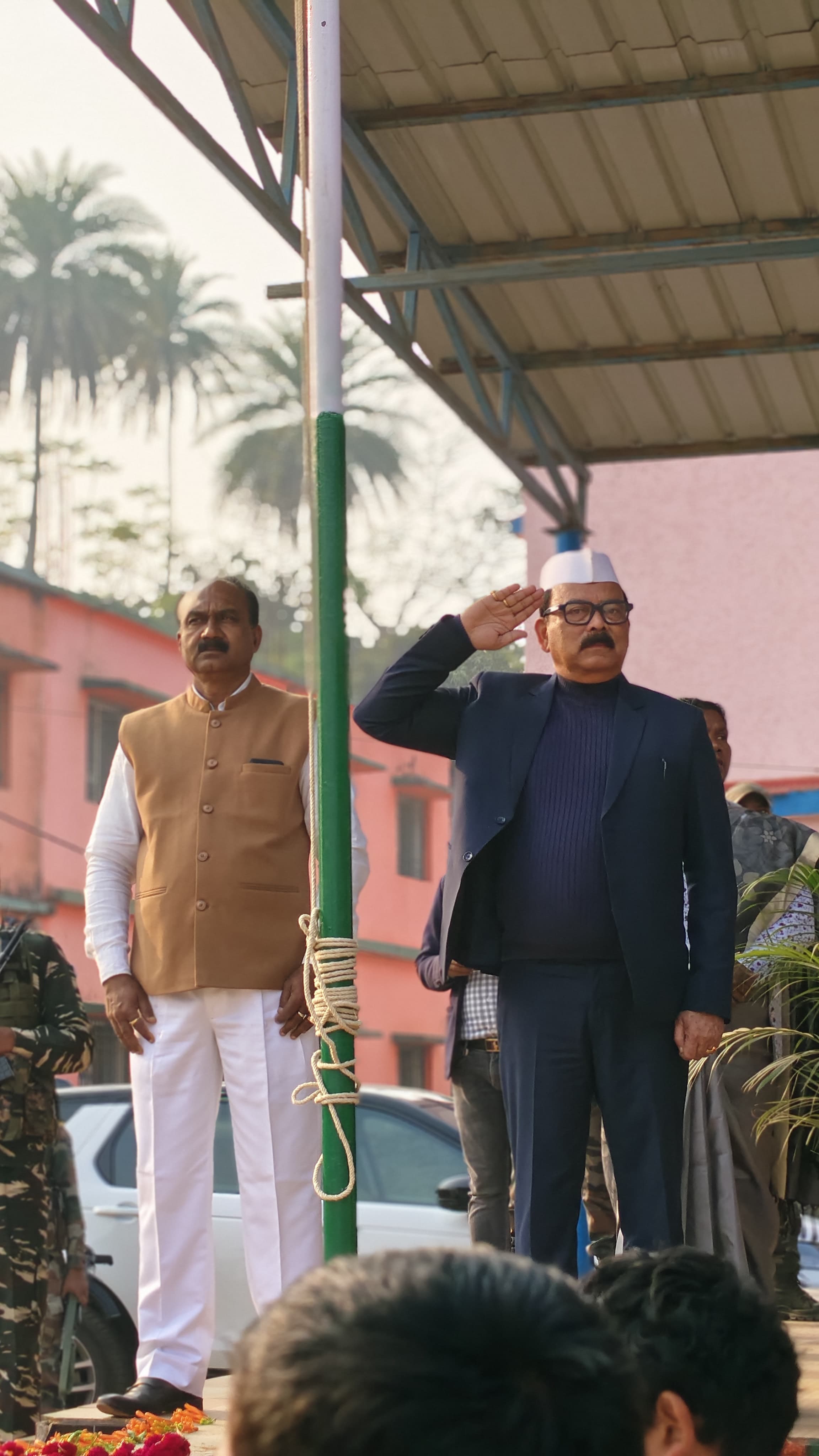 झंडे को सलामी देते सांसद