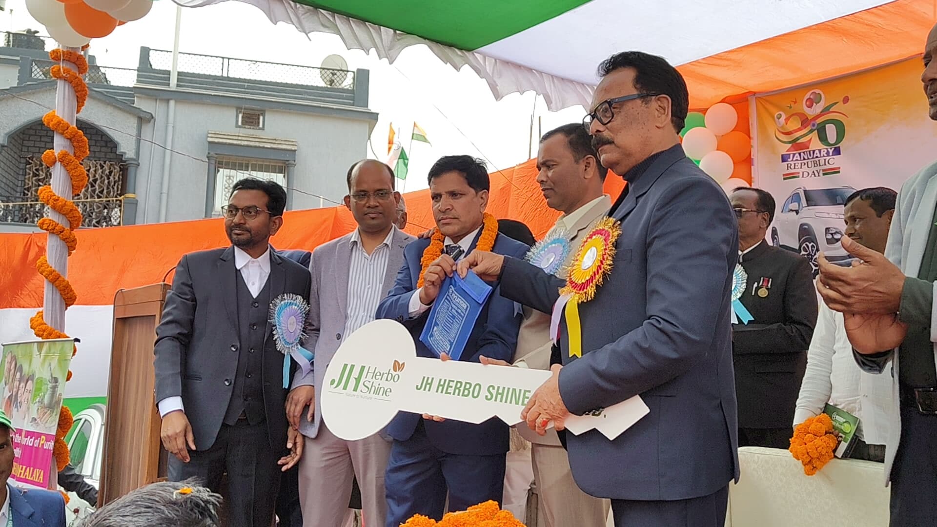 अचीवर्स को कार की चाभी देते सांसद व अन्य