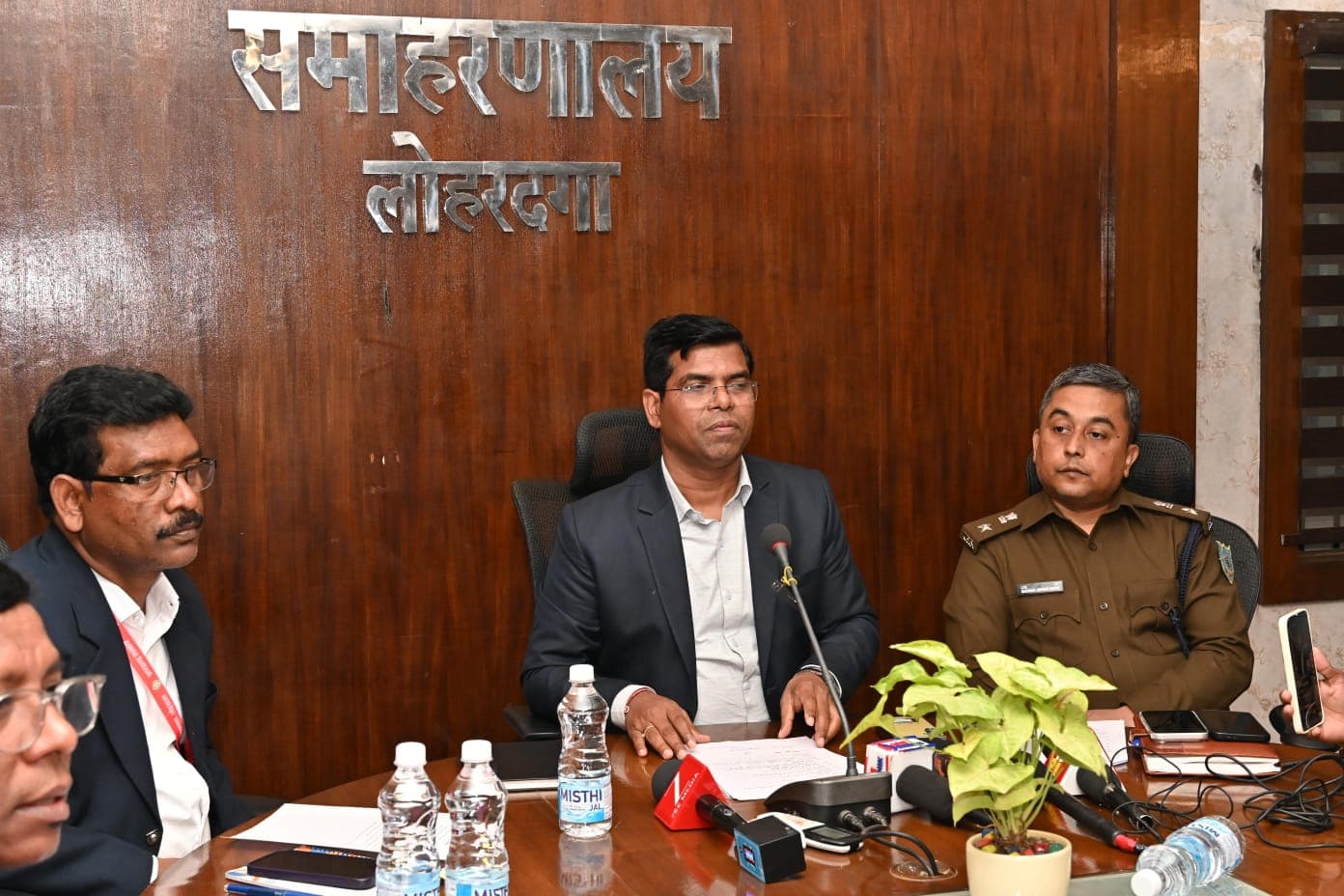प्रेस वार्ता में जानकारी देते डीसी, एसपी व एसी