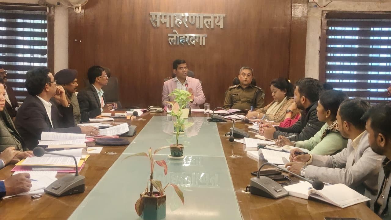 बैठक में उपस्थित डीसी व अन्य अधिकारी