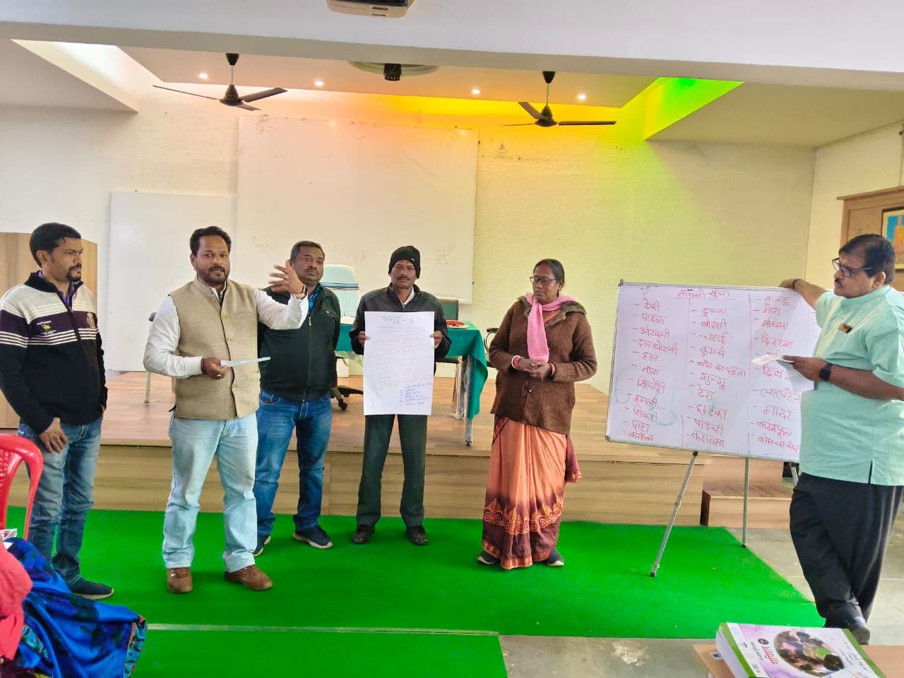 स्कूल म्यूजियम व स्टोरी टेलिंग फेस्टिवल कार्यक्रम में जानकारी देते