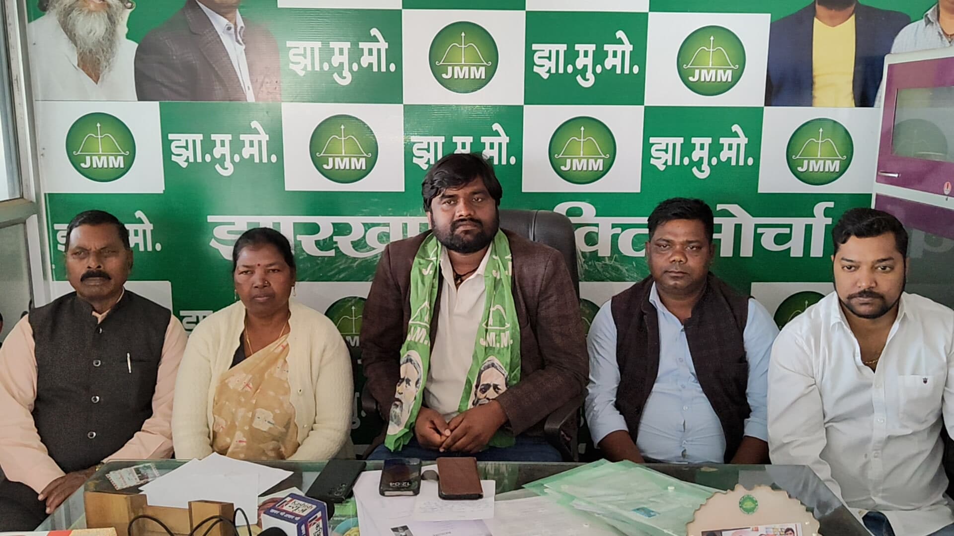 प्रेस वार्ता करते झामुमो जिलाध्यक्ष