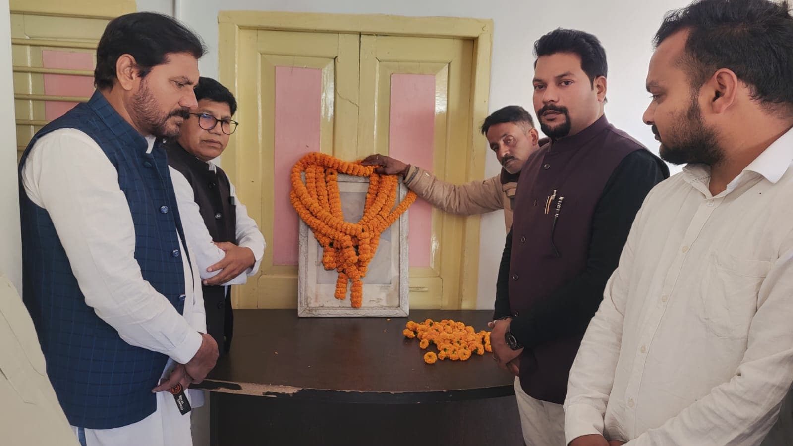 राष्ट्रपिता को श्रद्धांजलि अर्पित करते कांग्रेसी