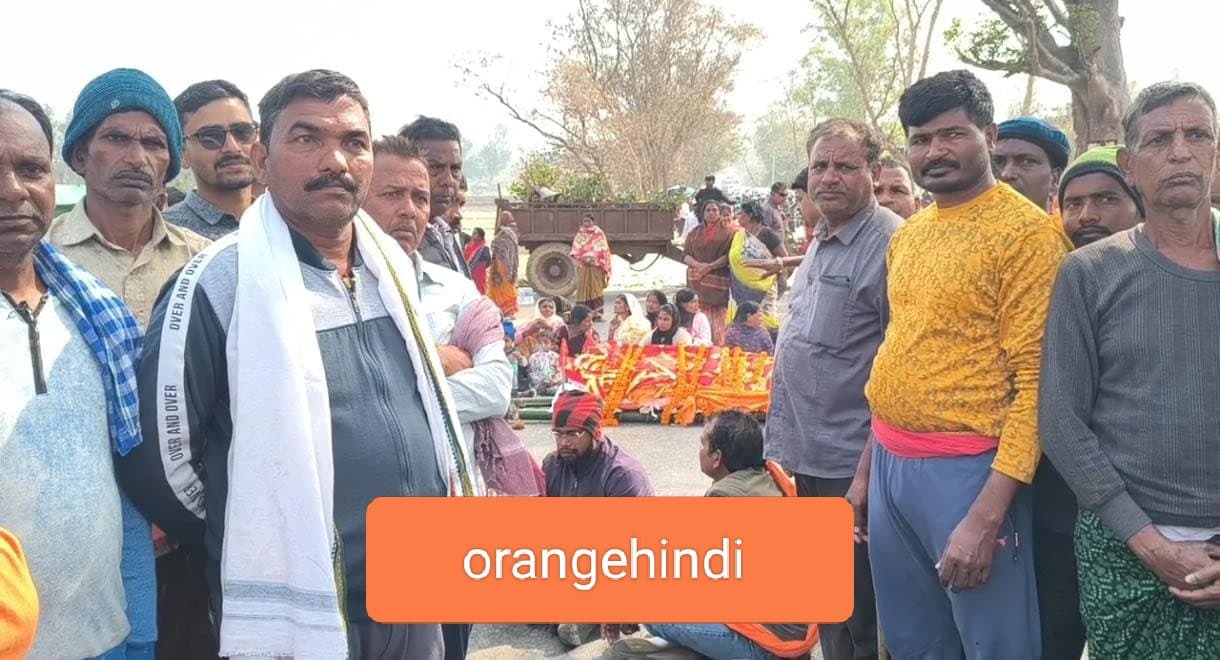 शव के साथ सड़क जाम करते लोग