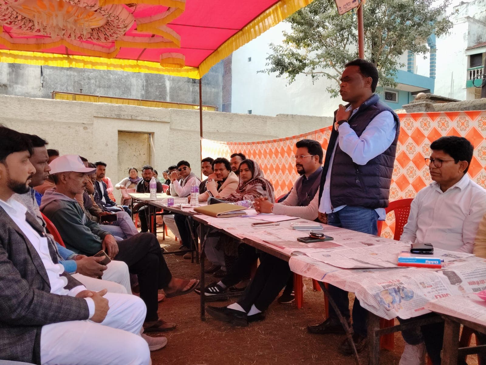 बैठक संबोधित करते पदाधिकारी