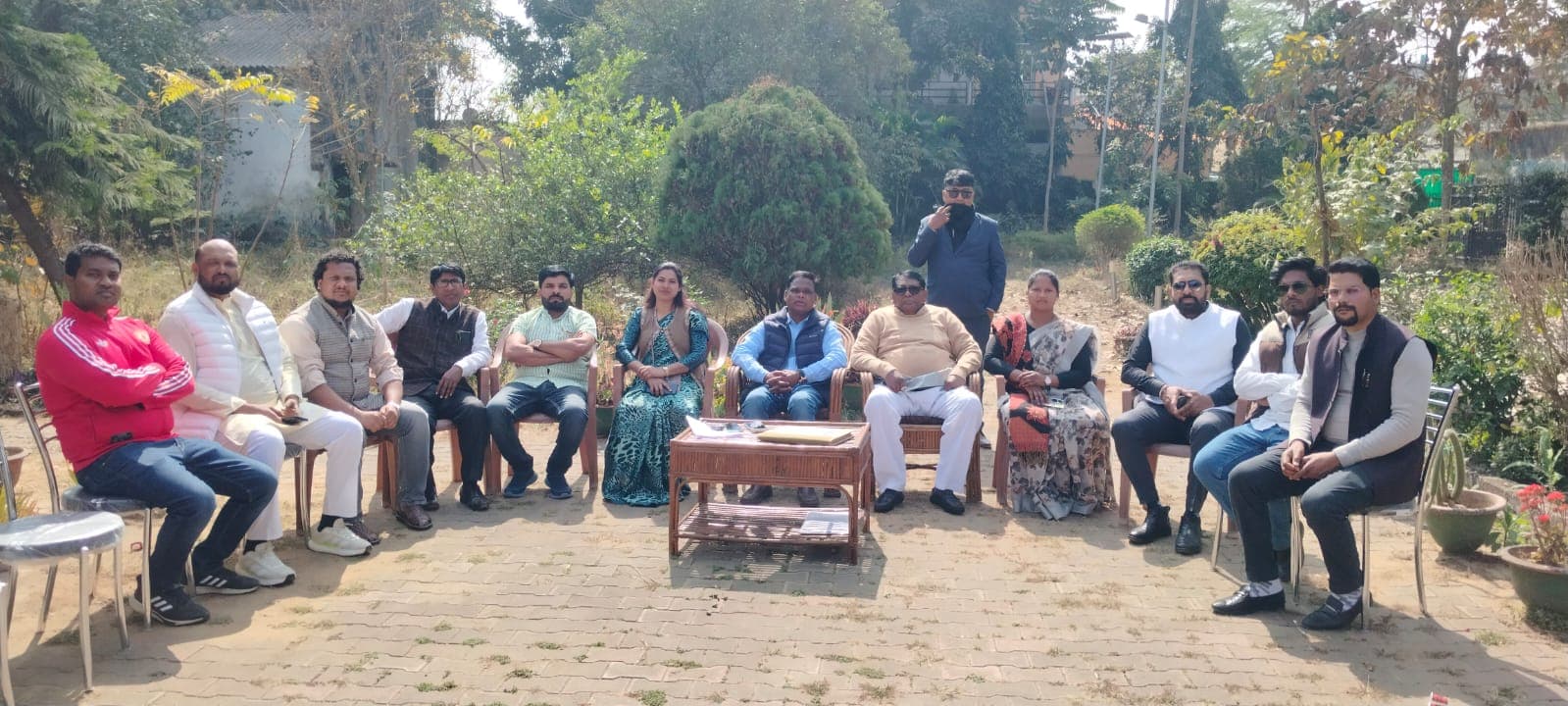 बैठक ।इन उपस्थित पदाधिकारी