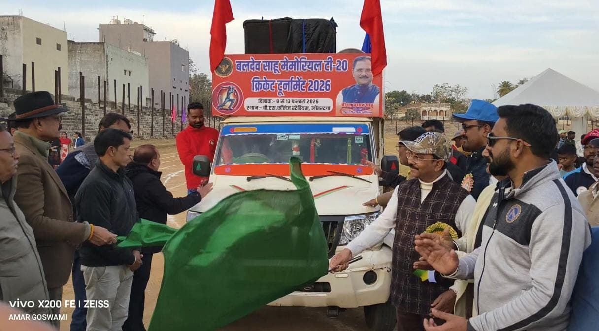 प्रचार वाहन को रवाना करते पूर्व राज्य सभा सांसद व अन्य