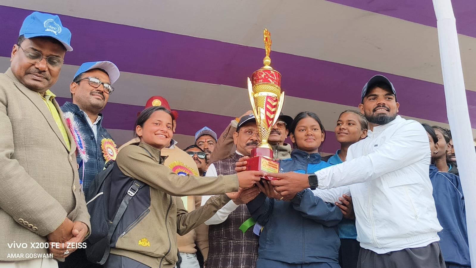 खिलाड़ियों को शील्ड प्रदान करते अतिथि
