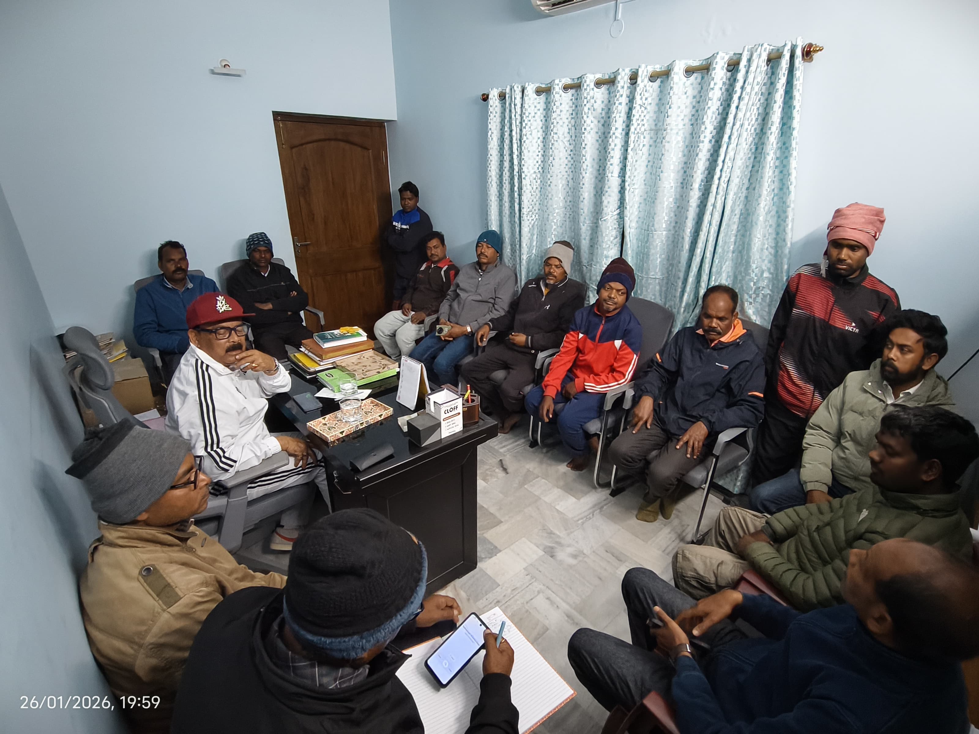 कार्यक्रम के आयोजन को लेकर बैठक करते पदाधिकारी