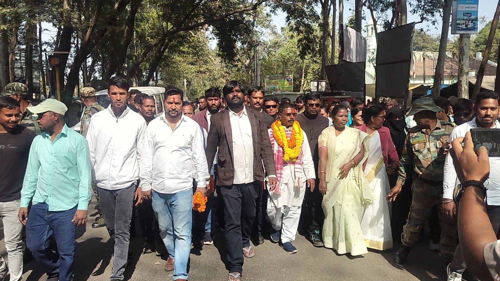 अपने समर्थकों के साथ नामांकन करने जाते बालमुकुंद लोहरा