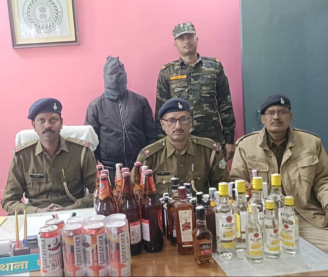 आरोपी को प्रस्तुत करते थाना प्रभारी