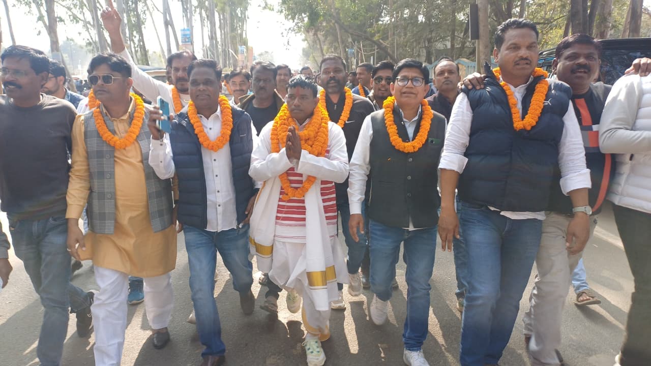 नामांकन दाखिल करने जाते कांग्रेस समर्थित उम्मीदवार