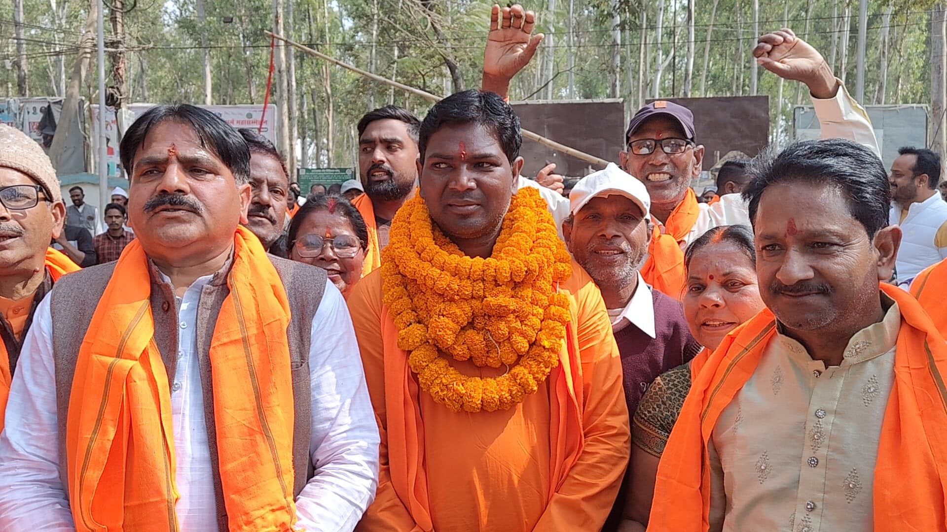 नामांकन दाखिल करने जाते भाजपा समर्थित उम्मीदवार