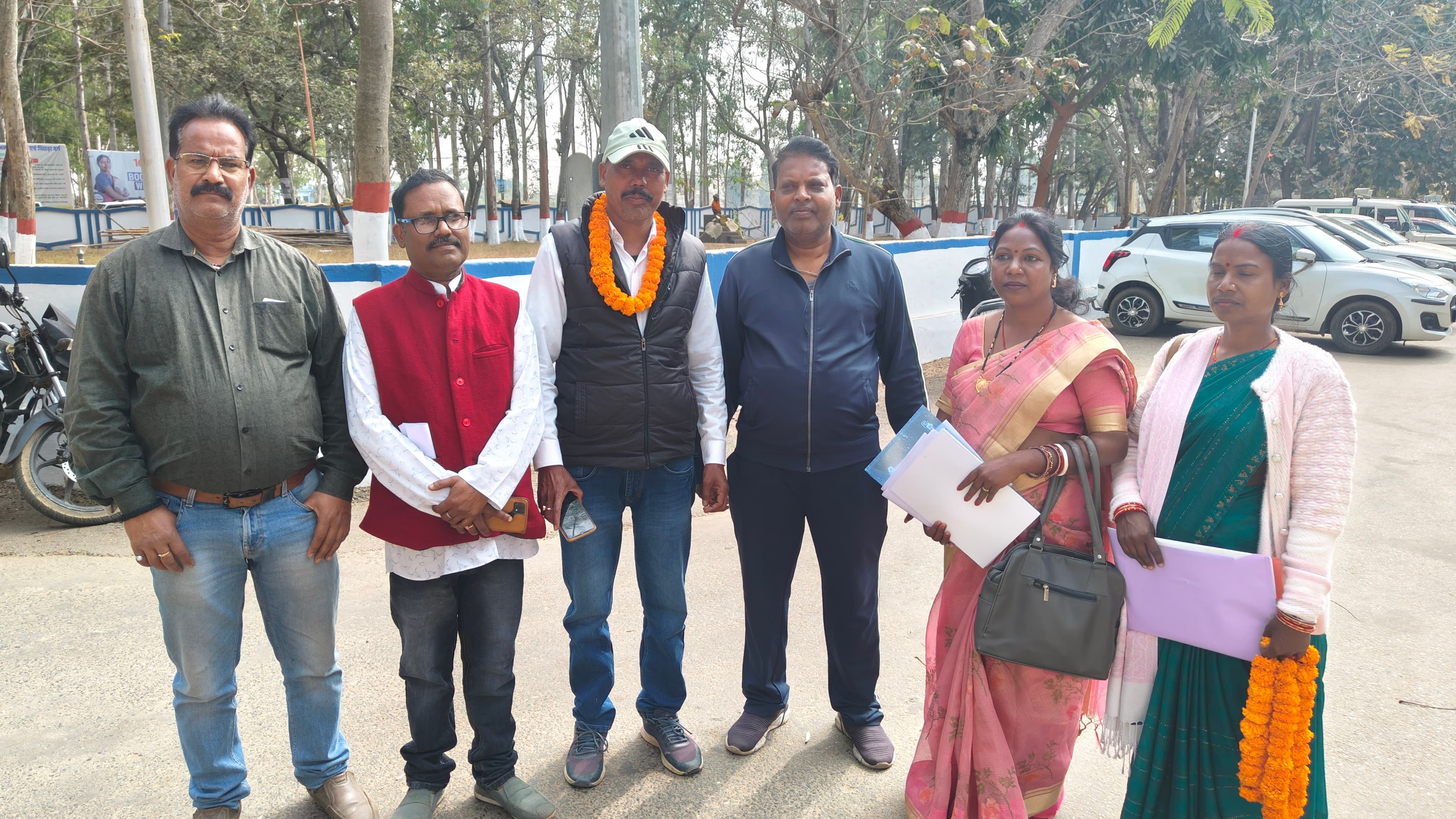 नामांकन दाखिल करने जाते राजेंद्र लोहरा