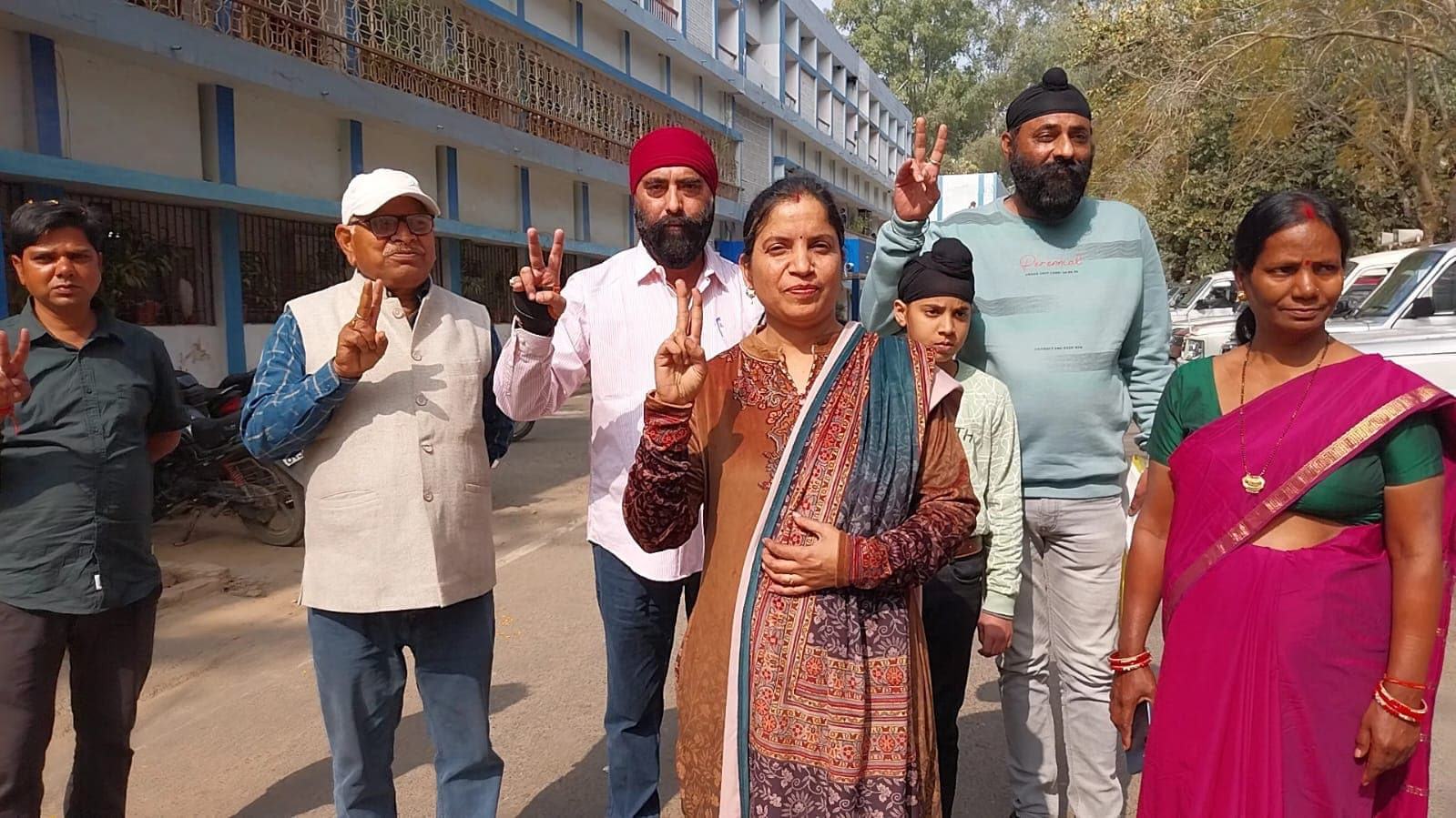 नामांकन दाखिल करने के दौरान अपने समर्थकों के साथ अविनाश कौर