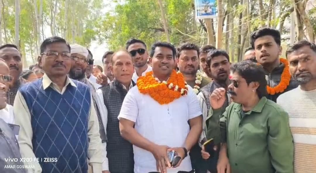अपने समर्थकों के साथ नामांकन करने जाते विशाल डुंगडुंग