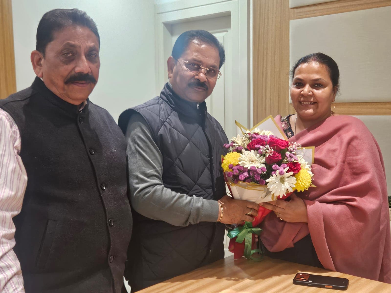 मंत्री दीपिका पांडे सिंह से मुलाकात करते धीरज प्रसाद साहू