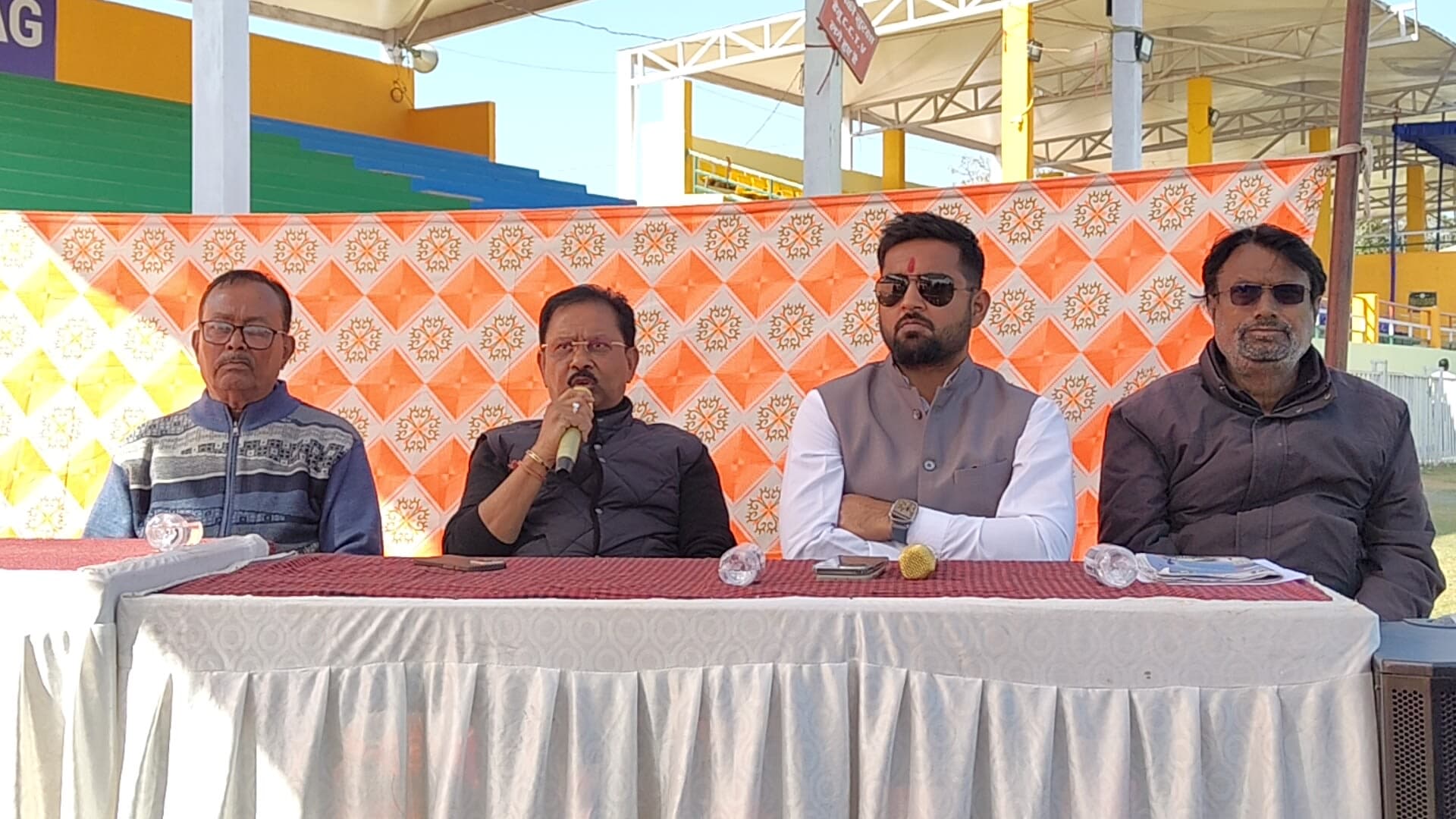 प्रेस वार्ता को संबोधित करते धीरज प्रसाद साहू