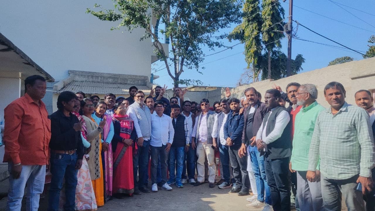 बैठक में उपस्थित पदाधिकारी व कार्यकर्ता