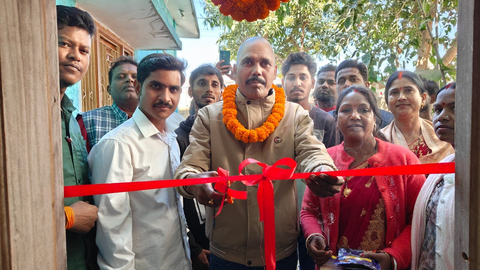 कार्यालय का उद्घाटन करते अध्यक्ष पद के प्रत्याशी