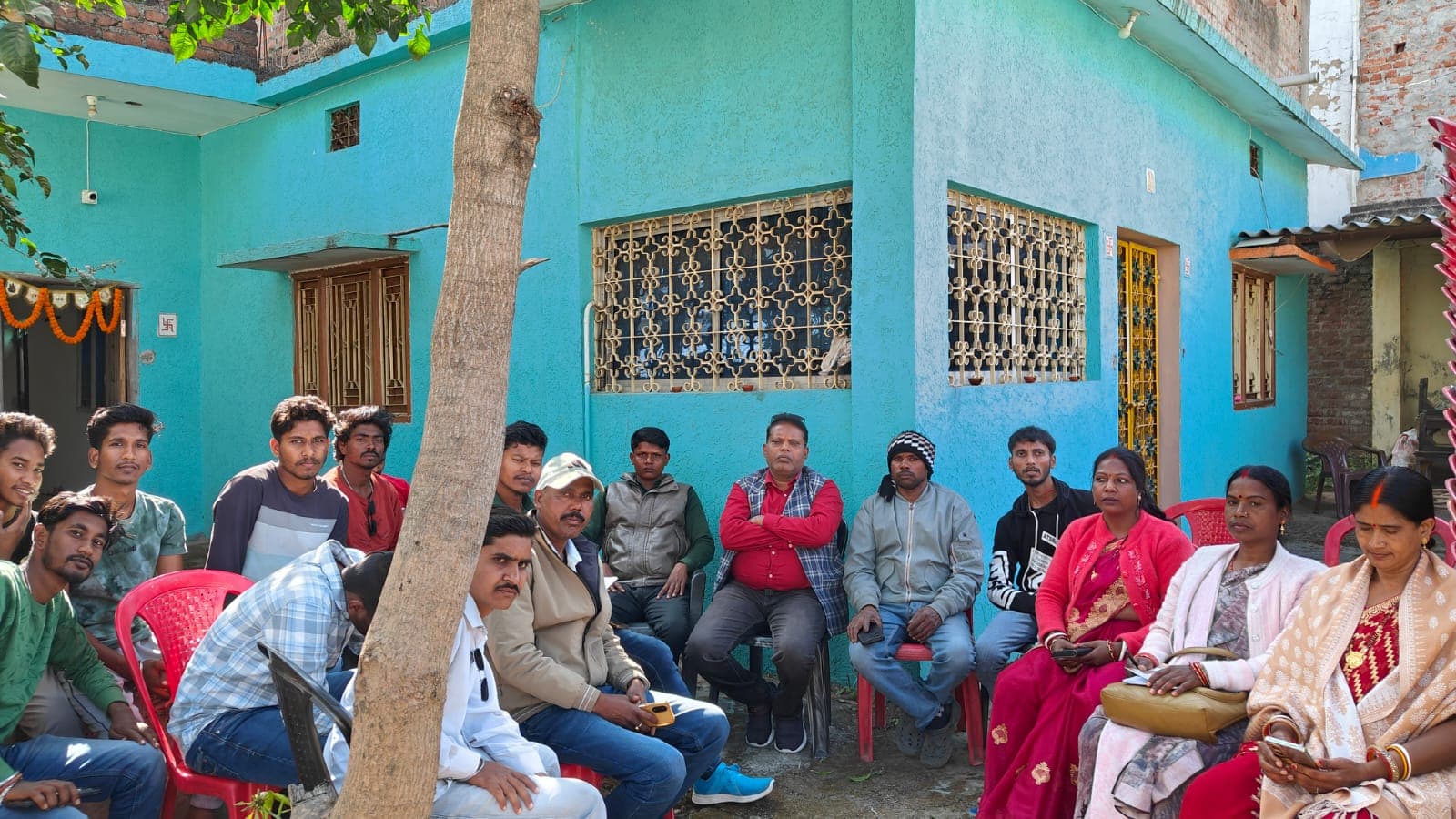 मौके पर उपस्थित लोग