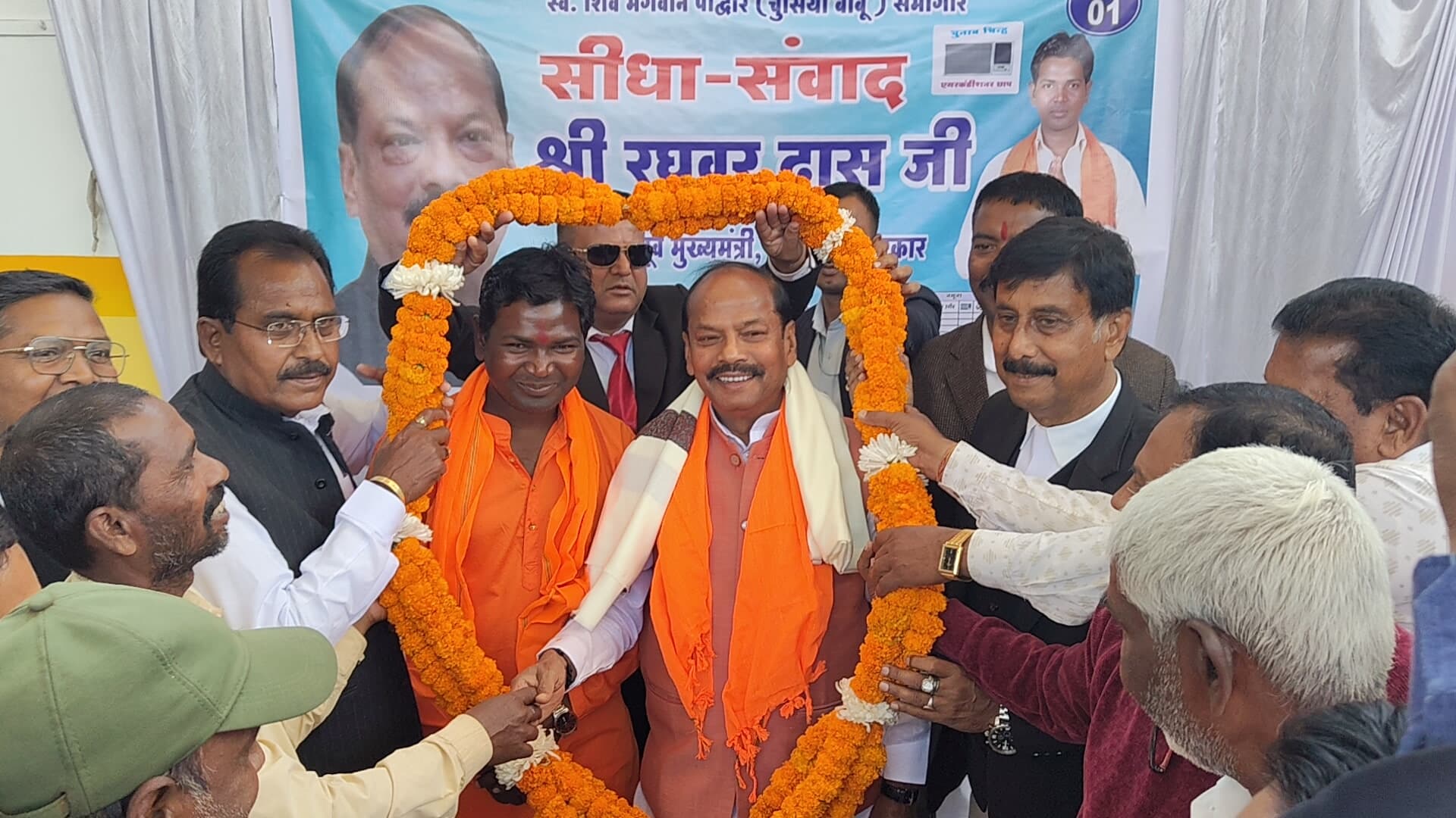 कार्यक्रम में स्वागत करते