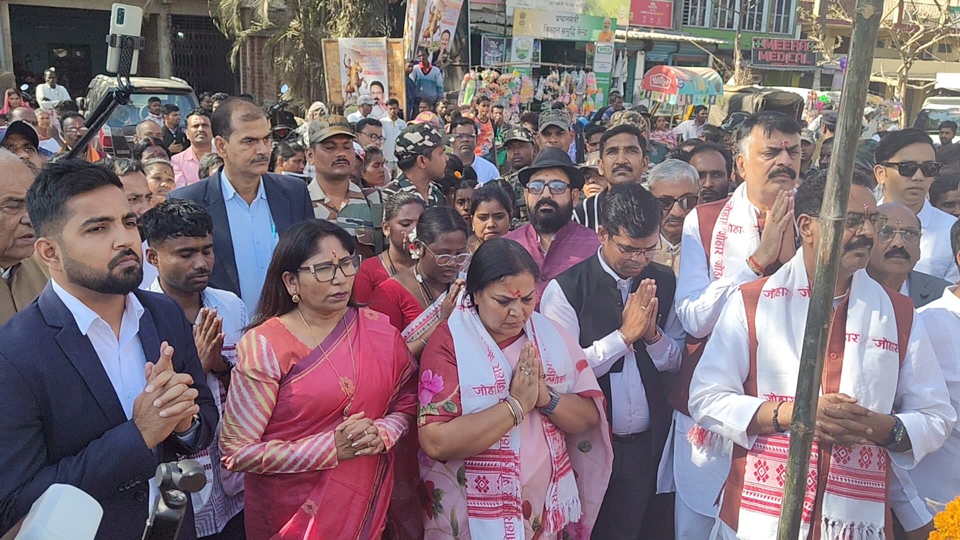 वीर बुधु भगत की प्रतिमा के समक्ष प्रार्थना करते अतिथि