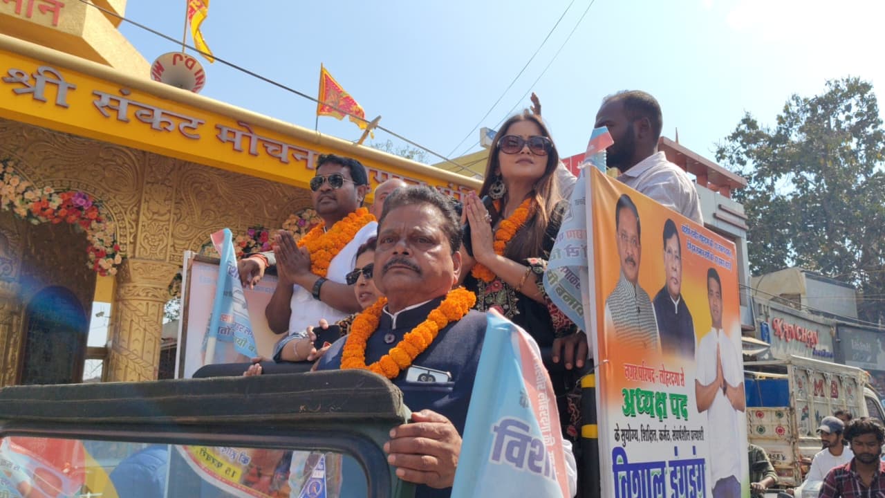 अभिवादन करते प्रत्याशी व अन्य
