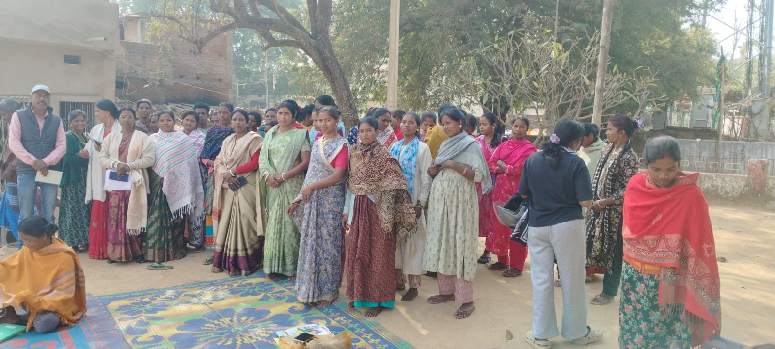 जनसंपर्क अभियान के दौरान उपस्थित नगर परिषद चुनाव में अध्यक्ष पद के प्रत्याशी व अन्य लोग