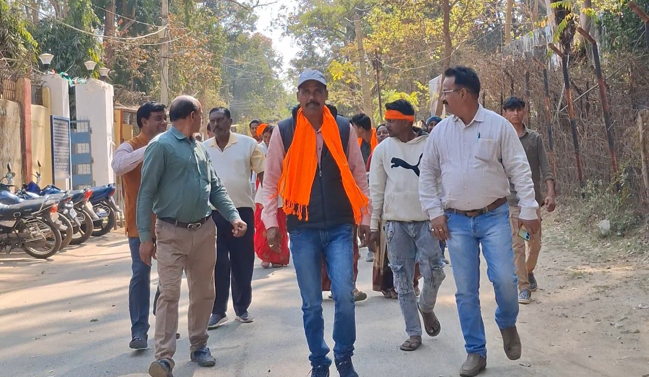 जनसंपर्क अभियान चलाते प्रत्याशी
