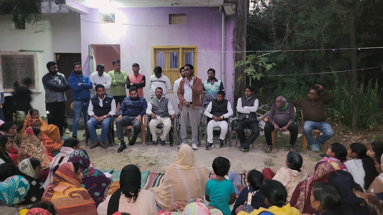 अंबेडकर नगर में जनसंपर्क अभियान के दौरान कांग्रेस समर्थित प्रत्याशी व कांग्रेसी