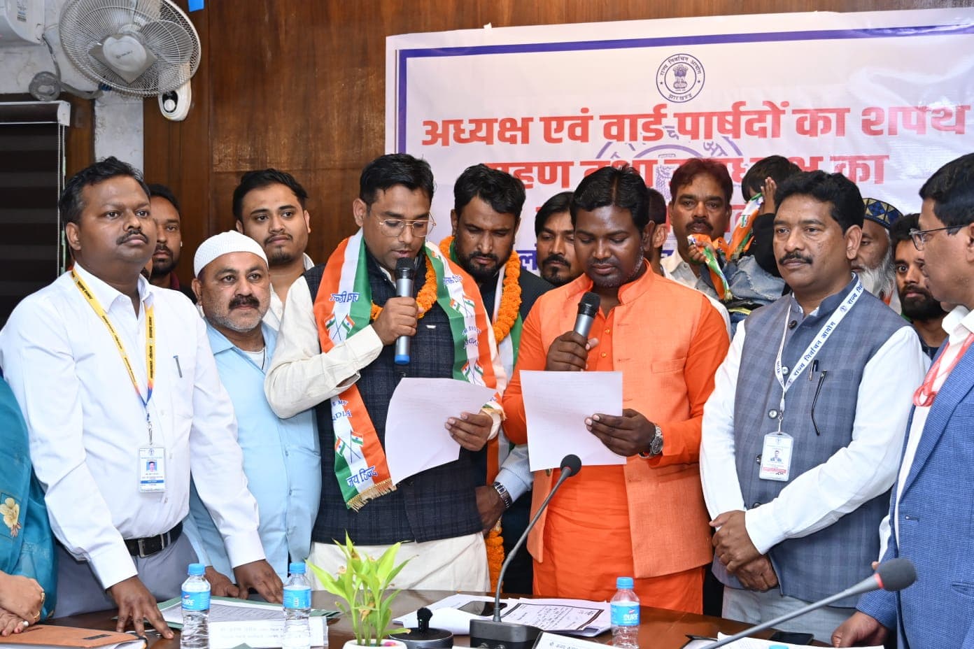 अब्दुल कादिर को उपाध्यक्ष की शपथ दिलाते अनिल उरांव